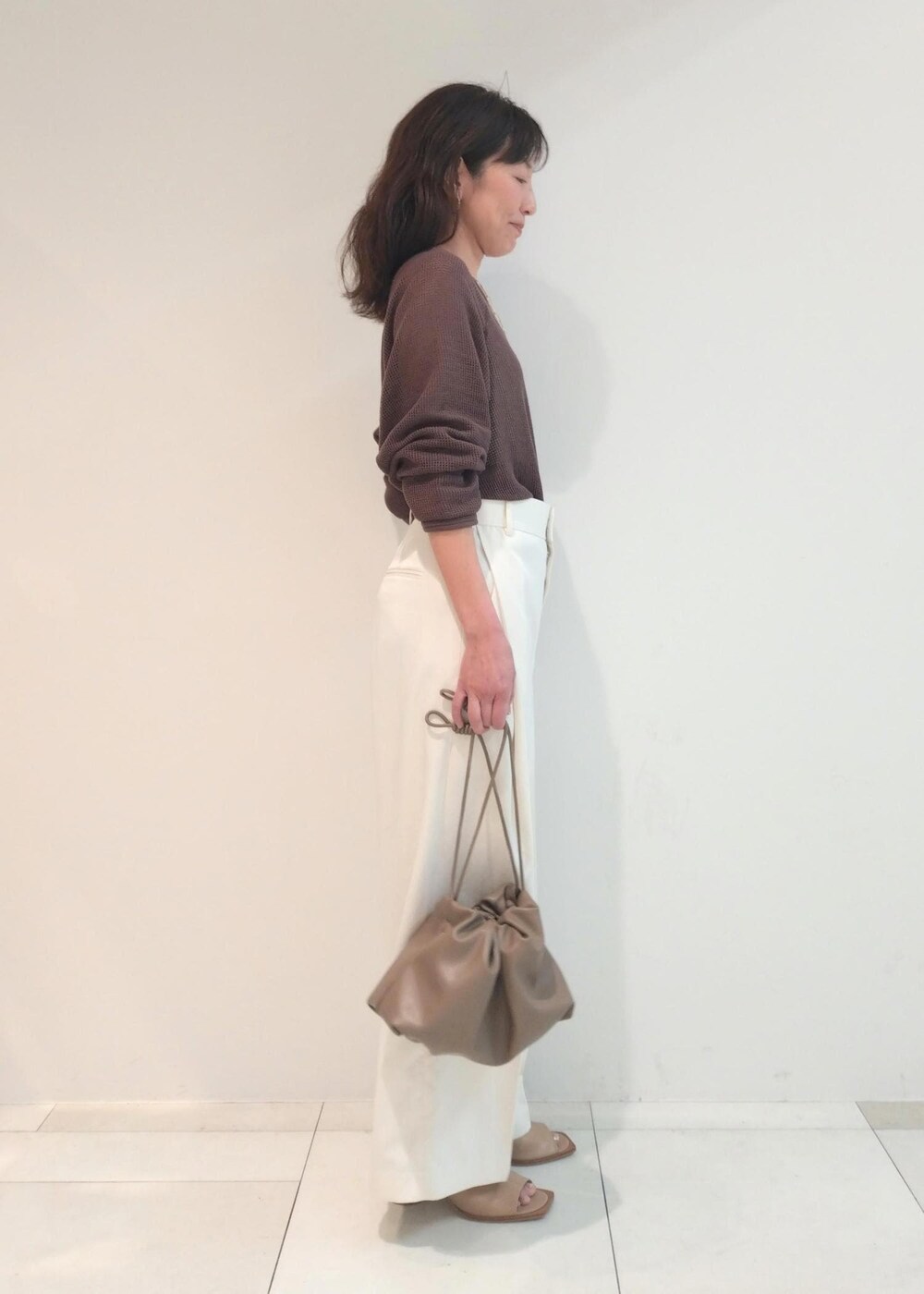 「メッシュ、24SS春の新作、PHEENY、フィーニー、巾着、ブーツサンダル、ADAM ET ROPÉ、FEMME、サステナブル、骨格ウェーブ、ブルべ、カジュアル、大人カジュアル、レイヤード、春」｜「ADAM ET ROPE'の【環境配慮】ビンテージサテンサイドタックパンツ（その他パンツ、ホワイト系）」を使った、enokiさん（レディース・157cm）の春コーディネートの4枚目の写真