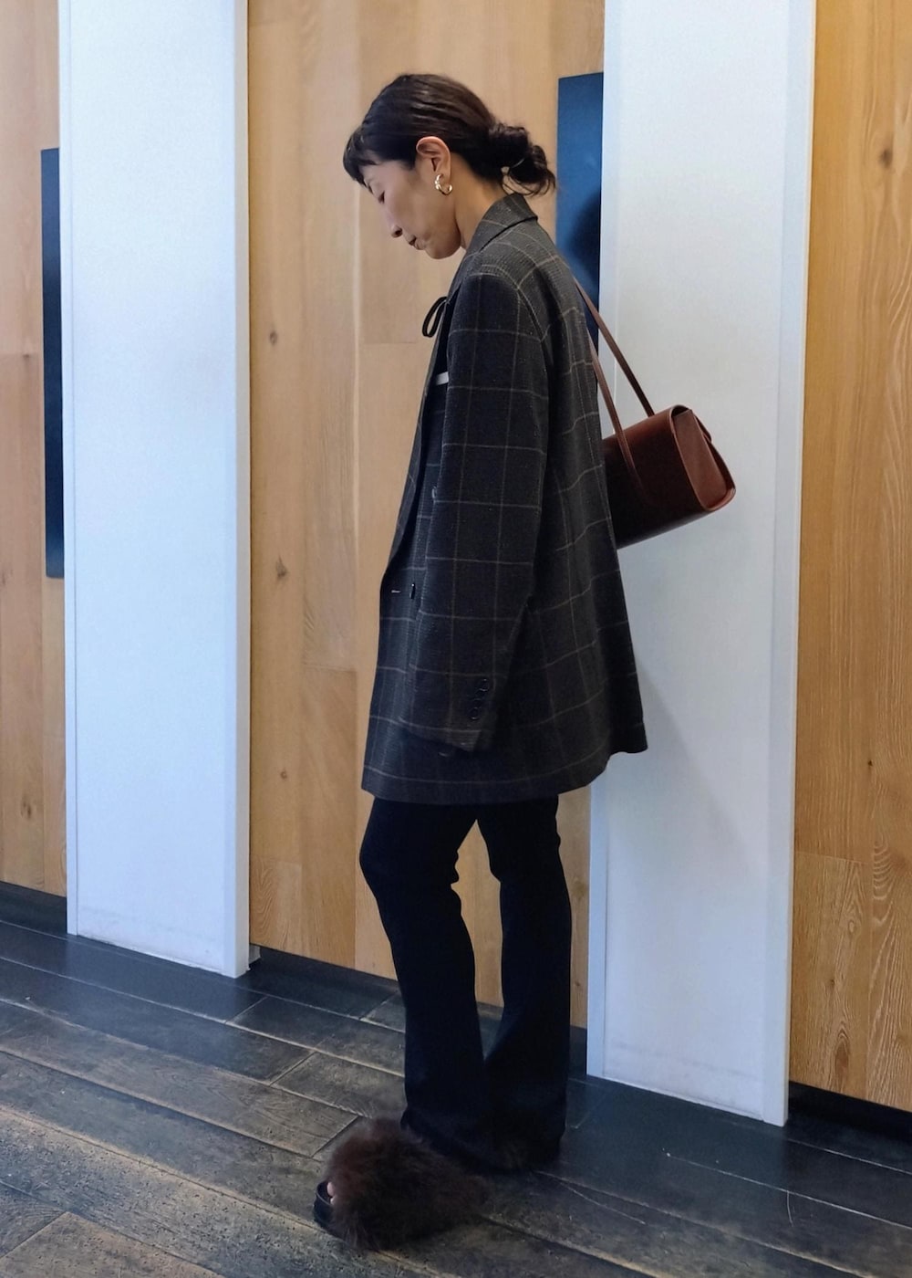 「初秋コーデ、秋コーデ、初冬コーデ、お仕事コーデ、デートコーデ、お出かけコーデ、女子会コーデ、大人カジュアル、セットアップ、パンツスタイル、体型カバー、カジュアルコーデ、ヘルシーコーデ、シンプルコーデ、きれいめコーデ」|「ADAM ET ROPE'のボリュームファーサンダル(サンダル、ブラウン系)」を使った、enokiさん(レディース・157cm)の秋コーディネートの5枚目の写真