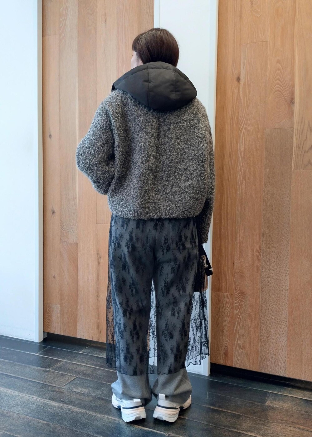 「冬コーデ、お出かけコーデ、旅行コーデ、お正月・初詣コーデ、女子会コーデ、大人カジュアル、レイヤード、パンツスタイル、体型カバー、カジュアルコーデ、ADAM ET ROPÉ、ウェーブ、ブルべ冬、乾燥、トップス」|「GANNIの【GANNI for ADAM ET ROPE'】Recycled tech Mini Tote(トートバッグ、ベージュ系)」を使った、enokiさん(レディース・157cm)の冬コーディネートの3枚目の写真