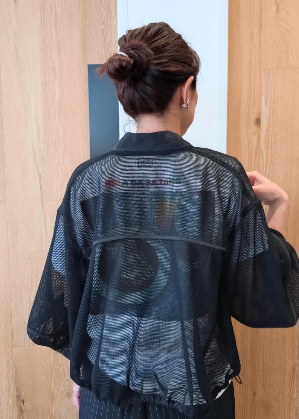「24SS夏の新作、JANE SMITH、ジェーンスミス、LeSportsac、レスポートサック、タンタン、TANGTANG、別注、Tシャツ、クルーネック、プリント、パンツ、ADAM ET ROPÉ、FEMME、サステナブル」｜「ADAM ET ROPE'のVibramパデッドサンダル（サンダル、ブラック系）」を使った、enokiさん（レディース・157cm）の春コーディネートの6枚目の写真