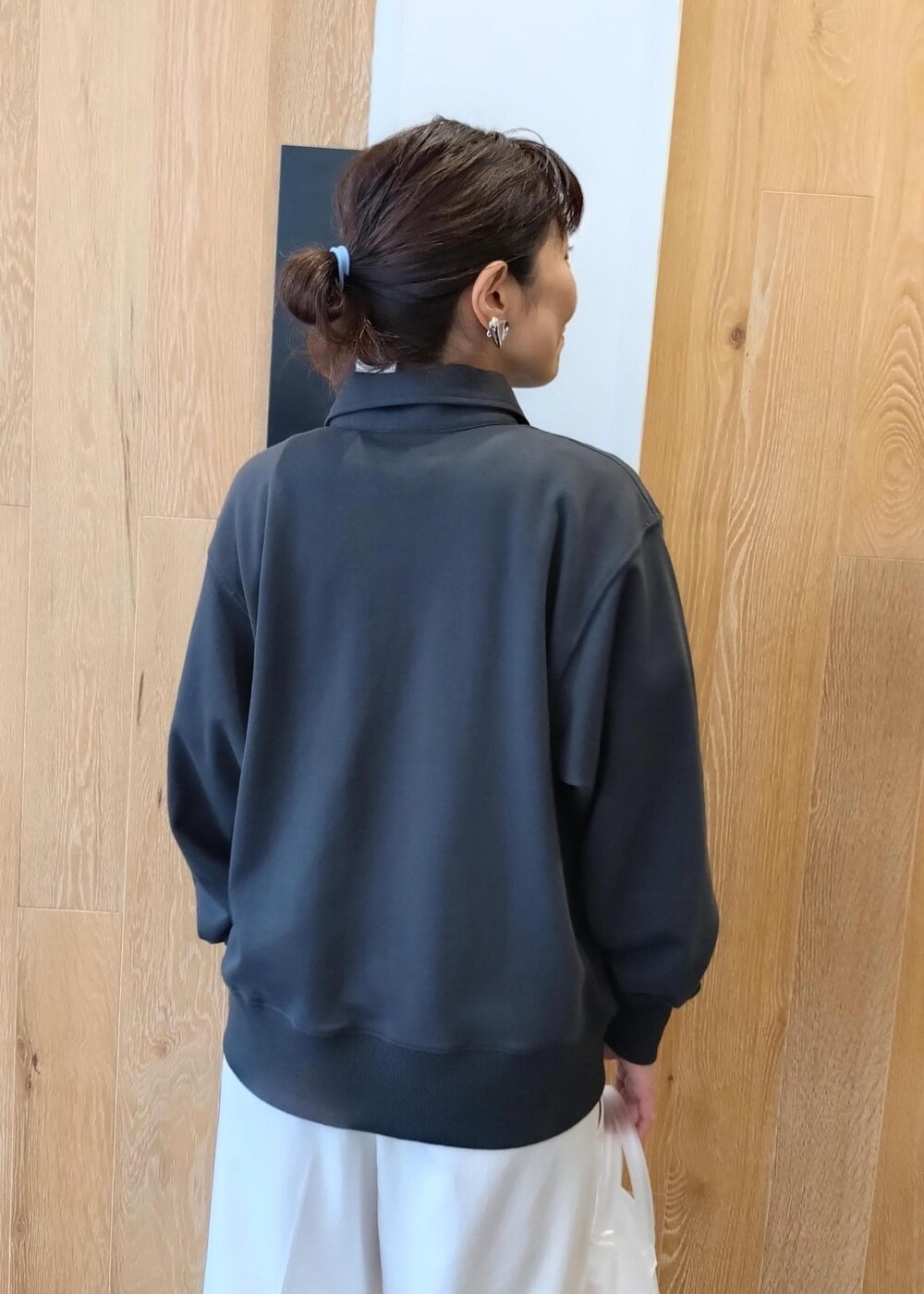「24SS春の新作、UMBRO、アンブロ、AMOMENTO、アモーメント、ADAM ET ROPÉ、FEMME、サステナブル、骨格ウェーブ、ブルべ、きれいめカジュアル、カジュアル、大人カジュアル、モード、スポーティー」｜「UMBROの【UMBRO for ADAM ET ROPE'】Collared Sweat PO（スウェット、ブラック系）」を使った、enokiさん（レディース・157cm）の冬コーディネートの7枚目の写真