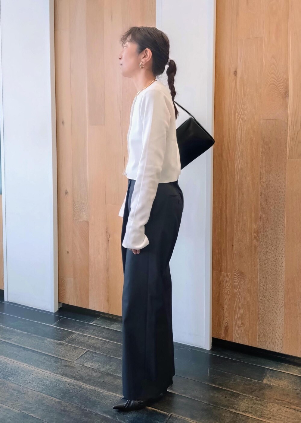 「初春コーデ、春コーデ、初夏コーデ、お仕事コーデ、授業参観日コーデ、お出かけコーデ、女子会コーデ、パンツスタイル、モノトーンコーデ、ヘルシーコーデ、シンプルコーデ、きれいめコーデ、ADAM ET ROPÉ、ウェーブ、ブルべ冬」|「ADAM ET ROPE'の【サステナブル】クルーネックショートカーディガン(カーディガン/ボレロ、ホワイト系)」を使った、enokiさん(レディース・157cm)の春コーディネートの3枚目の写真