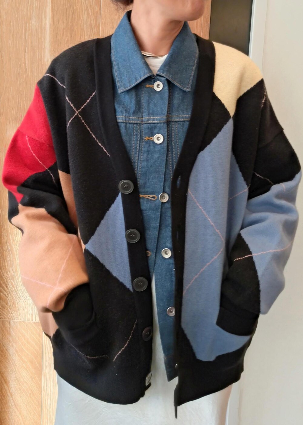 ベージュ系のトートバッグ、ブラック系のカーディガン/ボレロ、ホワイト系のスカートを着用したレディースの冬コーディネートの7枚目の写真