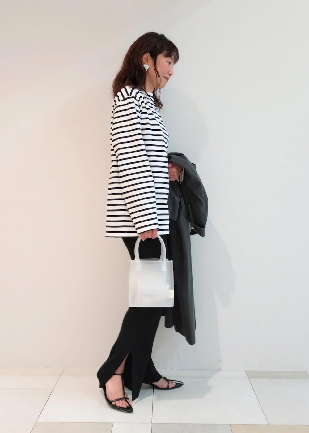 「24SS春の新作、ニットパンツ、SAINT JAMES、セントジェームス、AMOMENTO、アモーメント、ADAM ET ROPÉ、FEMME、サステナブル、骨格ウェーブ、ブルべ、きれいめカジュアル、大人カジュアル、春、春コーデ」｜「ADAM ET ROPE'の【サステナブル】ナロークロスストラップサンダル（サンダル、ブラック系）」を使った、enokiさん（レディース・157cm）の春コーディネートの8枚目の写真
