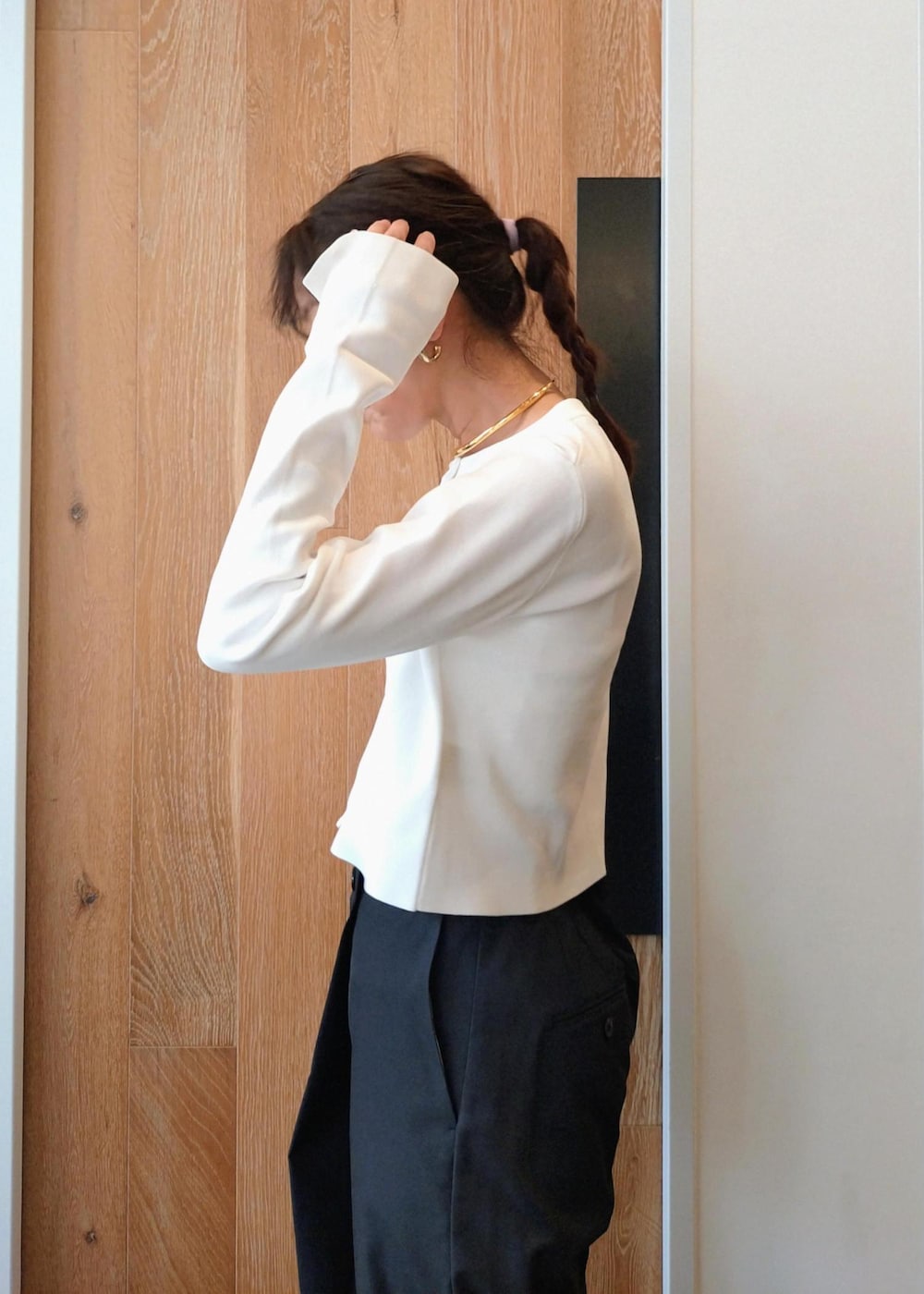 「初春コーデ、春コーデ、初夏コーデ、お仕事コーデ、授業参観日コーデ、お出かけコーデ、女子会コーデ、パンツスタイル、モノトーンコーデ、ヘルシーコーデ、シンプルコーデ、きれいめコーデ、ADAM ET ROPÉ、ウェーブ、ブルべ冬」|「ADAM ET ROPE'の【サステナブル】クルーネックショートカーディガン(カーディガン/ボレロ、ホワイト系)」を使った、enokiさん(レディース・157cm)の春コーディネートの7枚目の写真