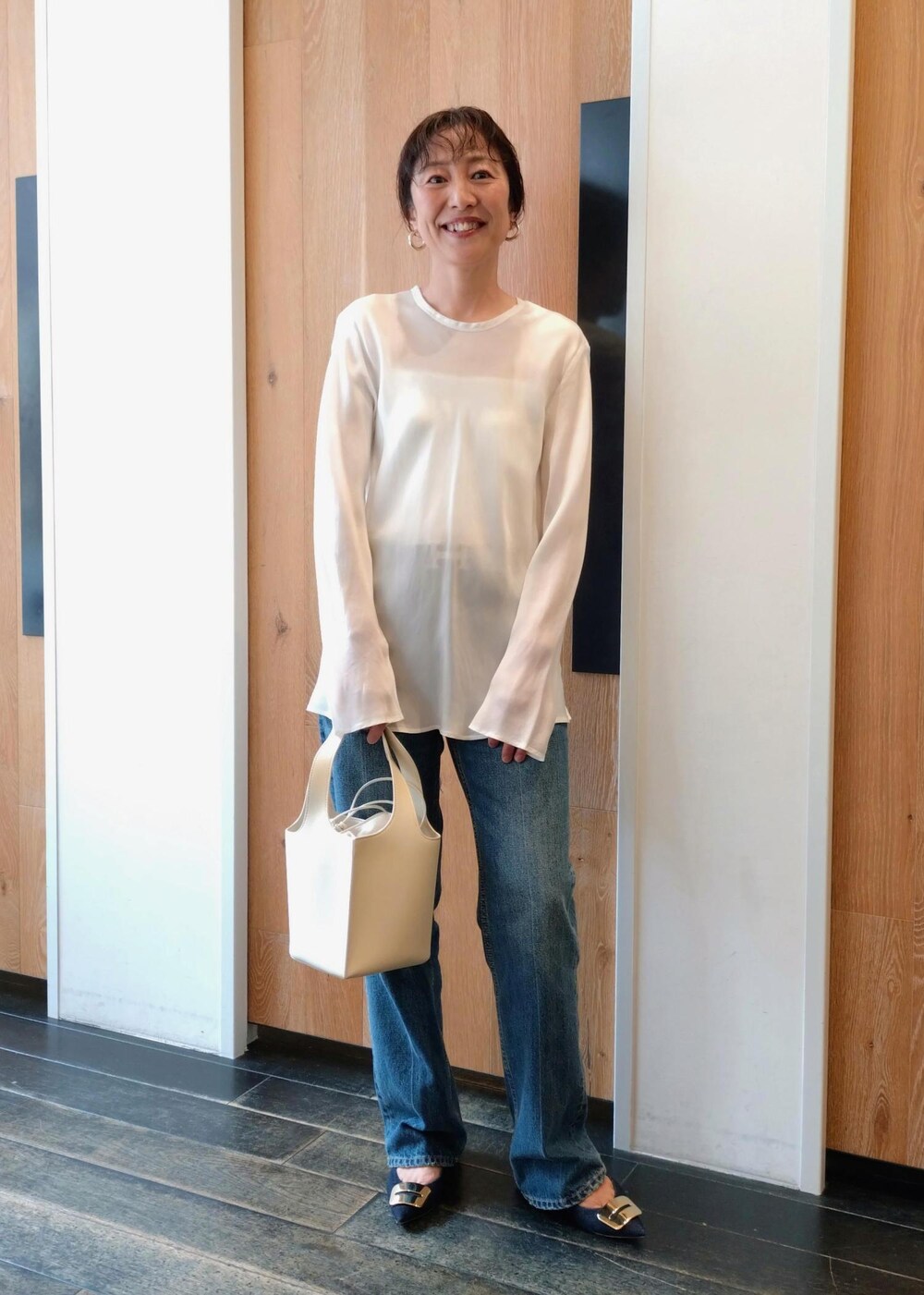 「初春コーデ、春コーデ、お仕事コーデ、授業参観日コーデ、お出かけコーデ、女子会コーデ、大人カジュアル、パンツスタイル、ヘルシーコーデ、シンプルコーデ、きれいめコーデ、ADAM ET ROPÉ、ウェーブ、ブルべ冬、乾燥」|「ADAM ET ROPE'のウールネップテーラードジャケット(その他アウター、ブラック系)」を使った、enokiさん(レディース・157cm)の春コーディネートの6枚目の写真