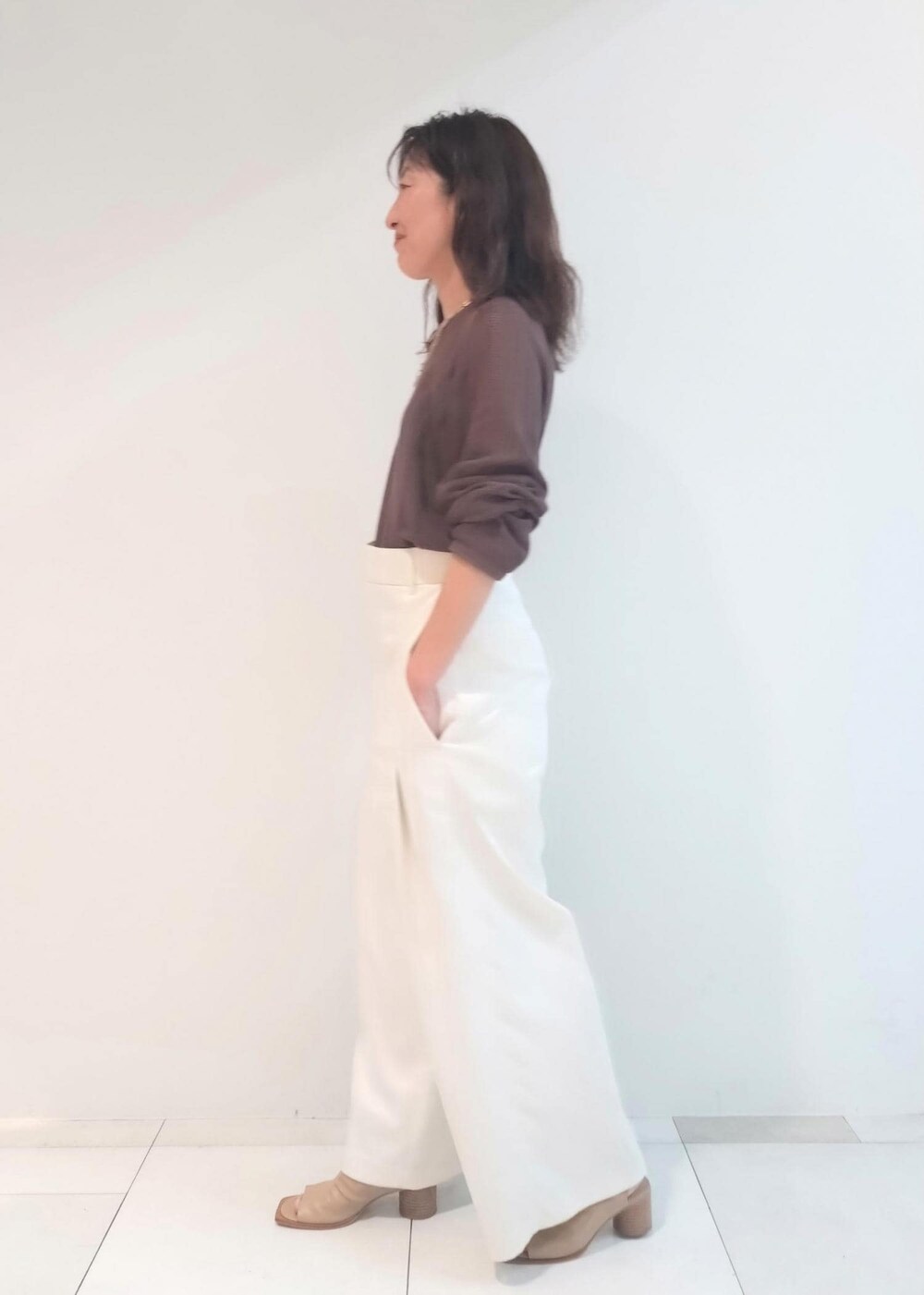「メッシュ、24SS春の新作、PHEENY、フィーニー、巾着、ブーツサンダル、ADAM ET ROPÉ、FEMME、サステナブル、骨格ウェーブ、ブルべ、カジュアル、大人カジュアル、レイヤード、春」｜「ADAM ET ROPE'の【環境配慮】ビンテージサテンサイドタックパンツ（その他パンツ、ホワイト系）」を使った、enokiさん（レディース・157cm）の春コーディネートの2枚目の写真