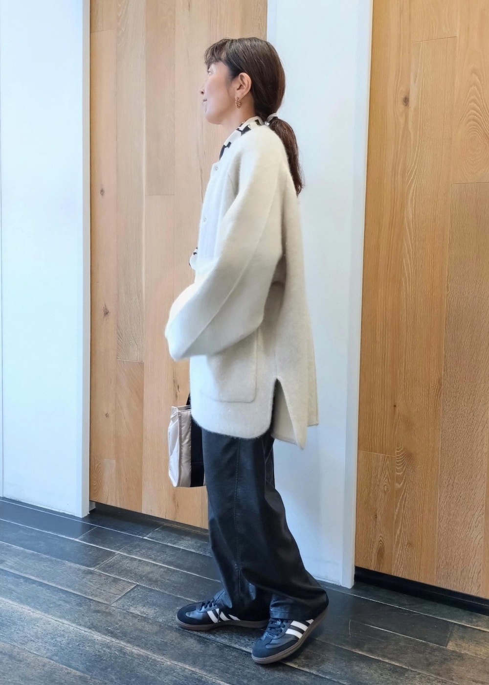 「ガニー、アディダス、秋コーデ、初冬コーデ、お出かけコーデ、旅行コーデ、女子会コーデ、モード、大人カジュアル、パンツスタイル、カジュアルコーデ、シンプルコーデ、ADAM ET ROPÉ、ウェーブ、ブルべ冬」｜「GANNIの【GANNI for ADAM ET ROPE'】Recycled tech Tote（トートバッグ、ベージュ系）」を使った、enokiさん（レディース・157cm）の秋コーディネートの2枚目の写真
