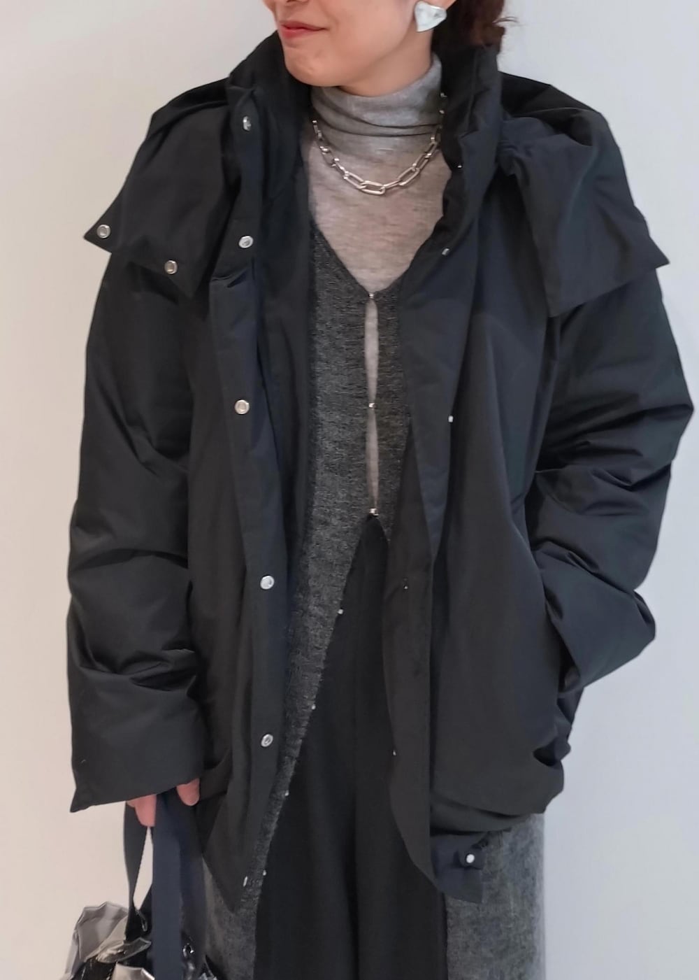 「ナイキ、初冬コーデ、冬コーデ、お出かけコーデ、お正月・初詣コーデ、女子会コーデ、大人カジュアル、レイヤード、パンツスタイル、ワントーンコーデ、カジュアルコーデ、別注アイテム、ADAM ET ROPÉ、ウェーブ、ブルべ冬」|「NIKEの【NIKE(ナイキ)】V2K RUN(スニーカー、ホワイト系)」を使った、enokiさん(レディース・157cm)の秋コーディネートの5枚目の写真