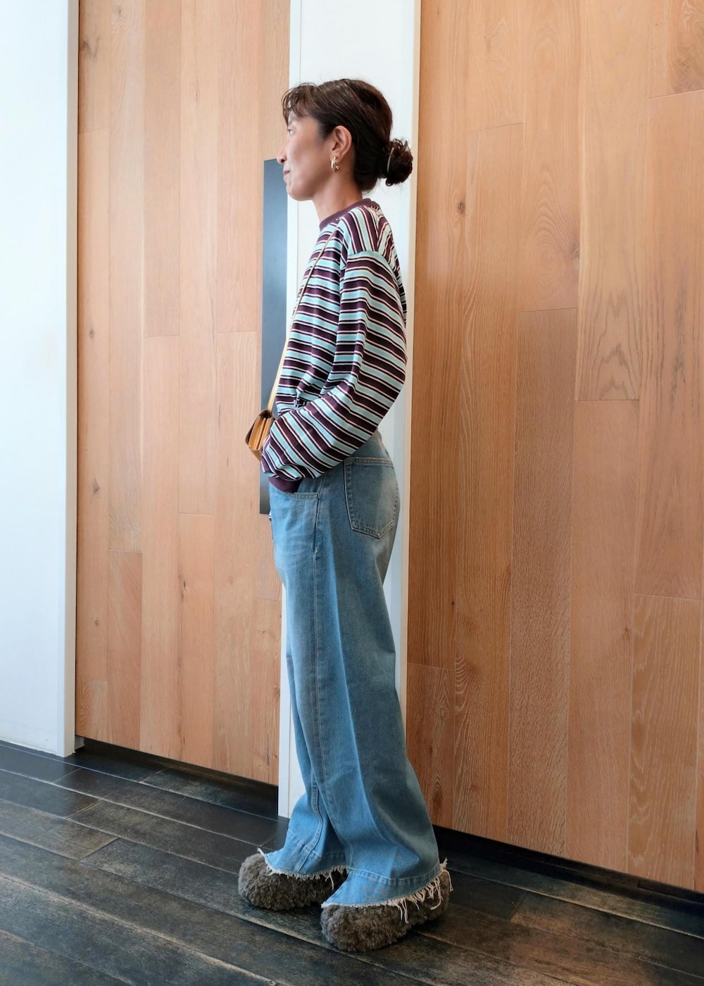 「JACSON MATISSE、ジャクソンマティス、初秋コーデ、秋コーデ、大人カジュアル、カジュアルコーデ、別注アイテム、POP UP、ADAM ET ROPÉ、ウェーブ、ブルべ冬、乾燥、低身長、トップス、Tシャツ/カットソー」|「ADAM ET ROPE'のルーズフィットアジャストデニム(デニムパンツ、ブルー系)」を使った、enokiさん(レディース・157cm)の夏コーディネートの3枚目の写真