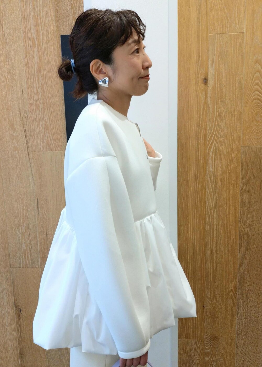 シルバー系のサンダル、ホワイト系のカーディガン/ボレロ、ホワイト系のスカートを着用したレディースの冬コーディネートの8枚目の写真