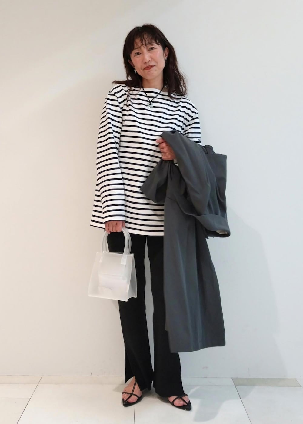 「24SS春の新作、ニットパンツ、SAINT JAMES、セントジェームス、AMOMENTO、アモーメント、ADAM ET ROPÉ、FEMME、サステナブル、骨格ウェーブ、ブルべ、きれいめカジュアル、大人カジュアル、春、春コーデ」｜「ADAM ET ROPE'の【サステナブル】ナロークロスストラップサンダル（サンダル、ブラック系）」を使った、enokiさん（レディース・157cm）の春コーディネートの6枚目の写真