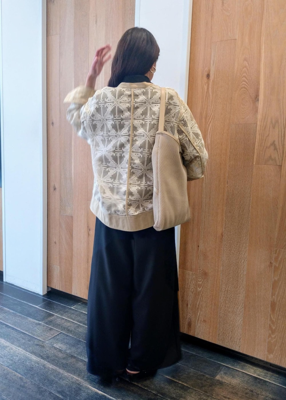 「春コーデ、初夏コーデ、お仕事コーデ、授業参観日コーデ、お出かけコーデ、旅行コーデ、女子会コーデ、モード、大人カジュアル、パンツスタイル、体型カバー、カジュアルコーデ、シンプルコーデ、ADAM ET ROPÉ、ウェーブ」|「ADAM ET ROPE'の【EMOELLE】セパレートミュール(サンダル、ブラック系)」を使った、enokiさん(レディース・157cm)の春コーディネートの3枚目の写真