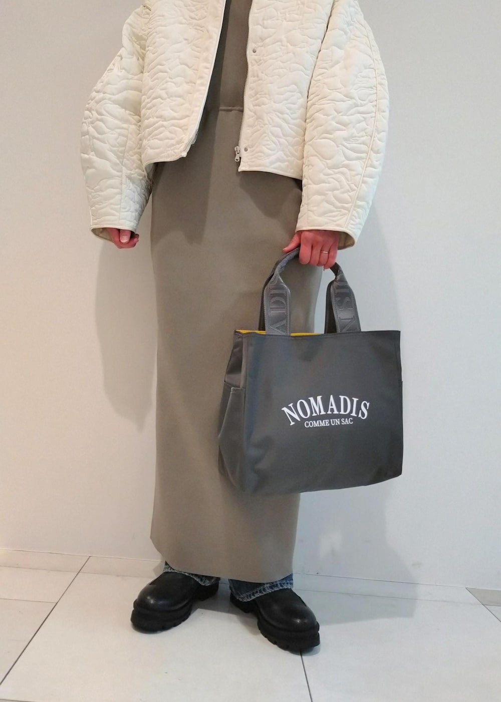 「初春コーデ、春コーデ、授業参観日コーデ、お出かけコーデ、旅行コーデ、女子会コーデ、大人カジュアル、レイヤード、パンツスタイル、体型カバー、カジュアルコーデ、フェミニンコーデ、別注アイテム、ADAM ET ROPÉ、ウェーブ」｜「ADAM ET ROPE'の【サステナブル】Iラインデニム（デニムパンツ、ブルー系）」を使った、enokiさん（レディース・157cm）の冬コーディネートの10枚目の写真