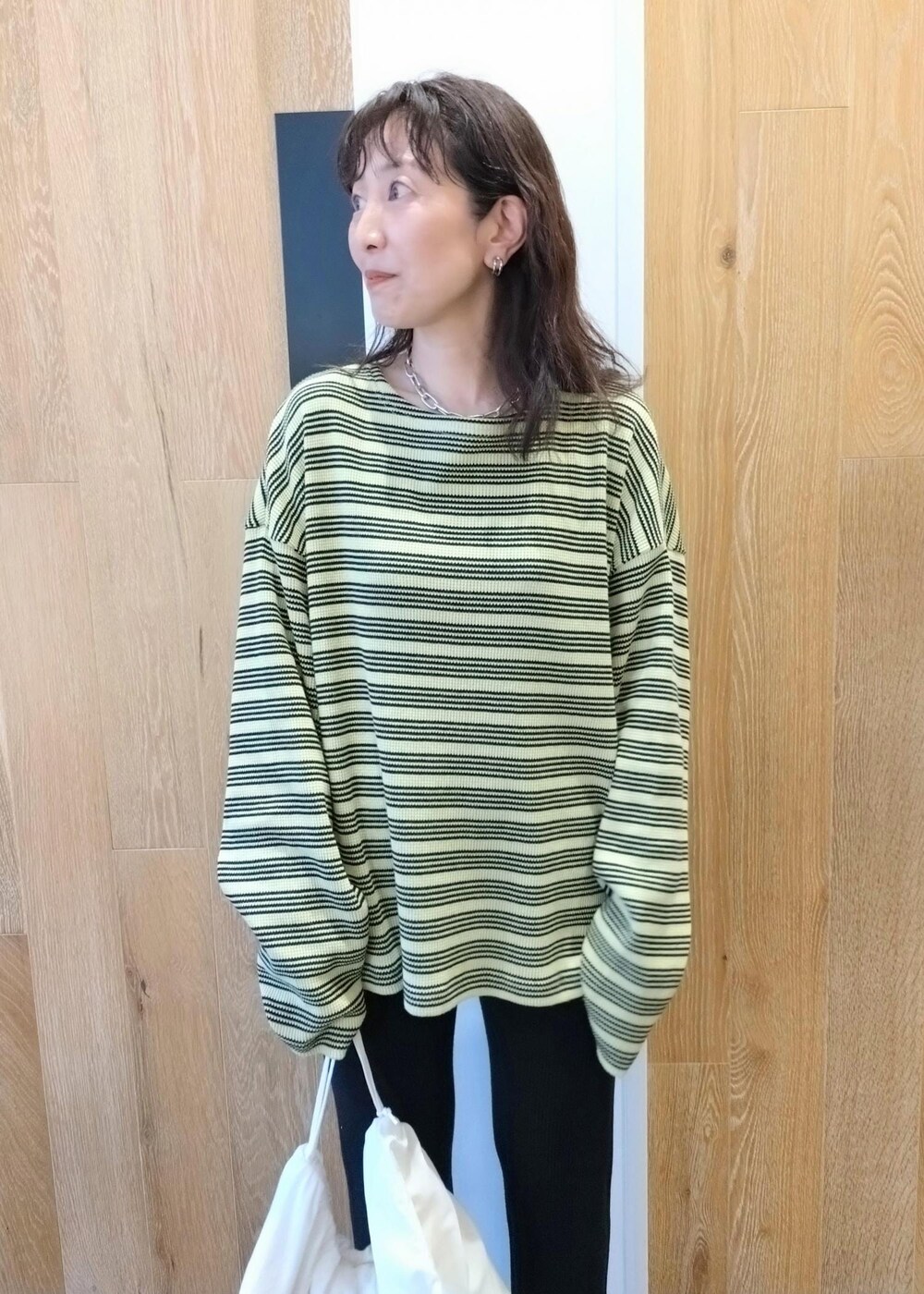 ブラック系のサンダル、グリーン系のTシャツ/カットソー、ブラック系のその他パンツを着用したレディースの春コーディネートの5枚目の写真