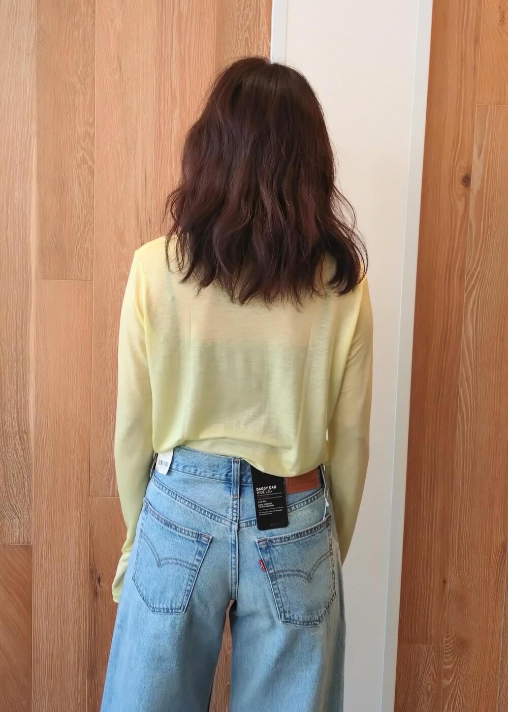 「24SS春の新作、AMOMENTO、アモーメント、BASERANGE、ベースレンジ、Levi's、リーバイス、クリア、クリアバッグ、長袖、カットソー、クルーネック、イエロー、シアー、ブルー」｜「ADAM ET ROPE'のストレッチブーツサンダル（ブーツ、ベージュ系）」を使った、enokiさん（レディース・157cm）の春コーディネートの6枚目の写真