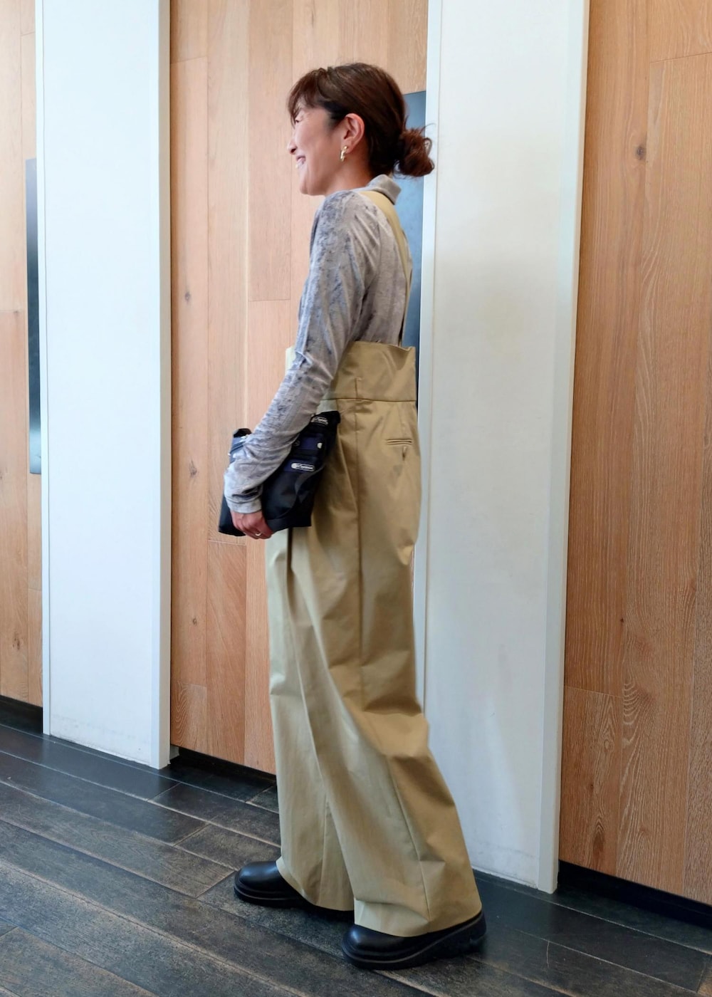 「初冬コーデ、冬コーデ、お出かけコーデ、旅行コーデ、女子会コーデ、大人カジュアル、セットアップ、パンツスタイル、体型カバー、カジュアルコーデ、シンプルコーデ、別注アイテム、ADAM ET ROPÉ、ウェーブ、ブルべ冬」|「MILLERの【Miller for ADAM ET ROPE'】別注ベロア CARDIGAN(カーディガン/ボレロ、グレー系)」を使った、enokiさん(レディース・157cm)の秋コーディネートの8枚目の写真