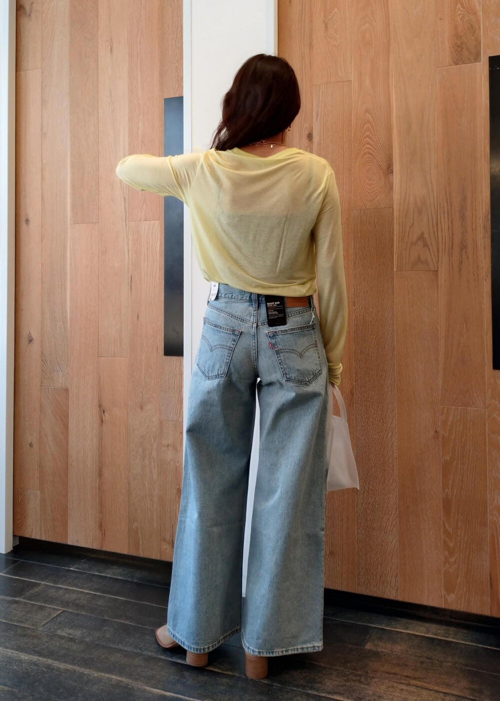 「24SS春の新作、AMOMENTO、アモーメント、BASERANGE、ベースレンジ、Levi's、リーバイス、クリア、クリアバッグ、長袖、カットソー、クルーネック、イエロー、シアー、ブルー」｜「ADAM ET ROPE'のストレッチブーツサンダル（ブーツ、ベージュ系）」を使った、enokiさん（レディース・157cm）の春コーディネートの3枚目の写真