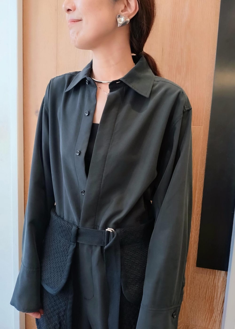 「初春コーデ、春コーデ、セレモニーコーデ、卒業式コーデ、卒園式コーデ、デートコーデ、お出かけコーデ、女子会コーデ、モード、大人カジュアル、体型カバー、ワントーンコーデ、カジュアルコーデ、シンプルコーデ、別注アイテム」｜「ADAM ET ROPE'の【HUNTER for ADAM ET ROPE'】別注  LOAFER MULE（ローファー、ブラック系）」を使った、enokiさん（レディース・157cm）の春コーディネートの6枚目の写真