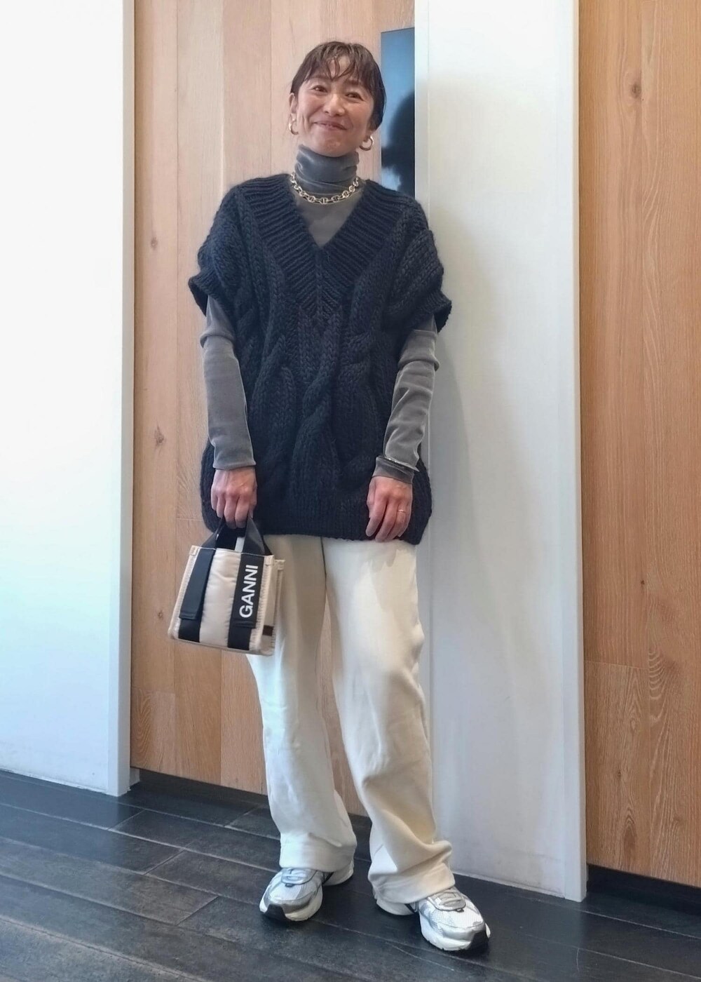 「コティカ、ガニー、ナイキ、秋コーデ、初冬コーデ、冬コーデ、お出かけコーデ、女子会コーデ、大人カジュアル、レイヤード、パンツスタイル、カジュアルコーデ、シンプルコーデ、ADAM ET ROPÉ、ウェーブ」|「GANNIの【GANNI for ADAM ET ROPE'】Recycled tech Mini Tote(トートバッグ、ベージュ系)」を使った、enokiさん(レディース・157cm)の秋コーディネートの6枚目の写真