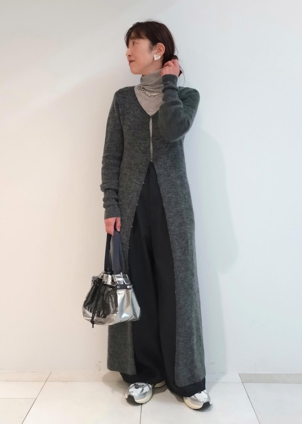 「ナイキ、初冬コーデ、冬コーデ、お出かけコーデ、お正月・初詣コーデ、女子会コーデ、大人カジュアル、レイヤード、パンツスタイル、ワントーンコーデ、カジュアルコーデ、別注アイテム、ADAM ET ROPÉ、ウェーブ、ブルべ冬」|「NIKEの【NIKE(ナイキ)】V2K RUN(スニーカー、ホワイト系)」を使った、enokiさん(レディース・157cm)の秋コーディネートの6枚目の写真