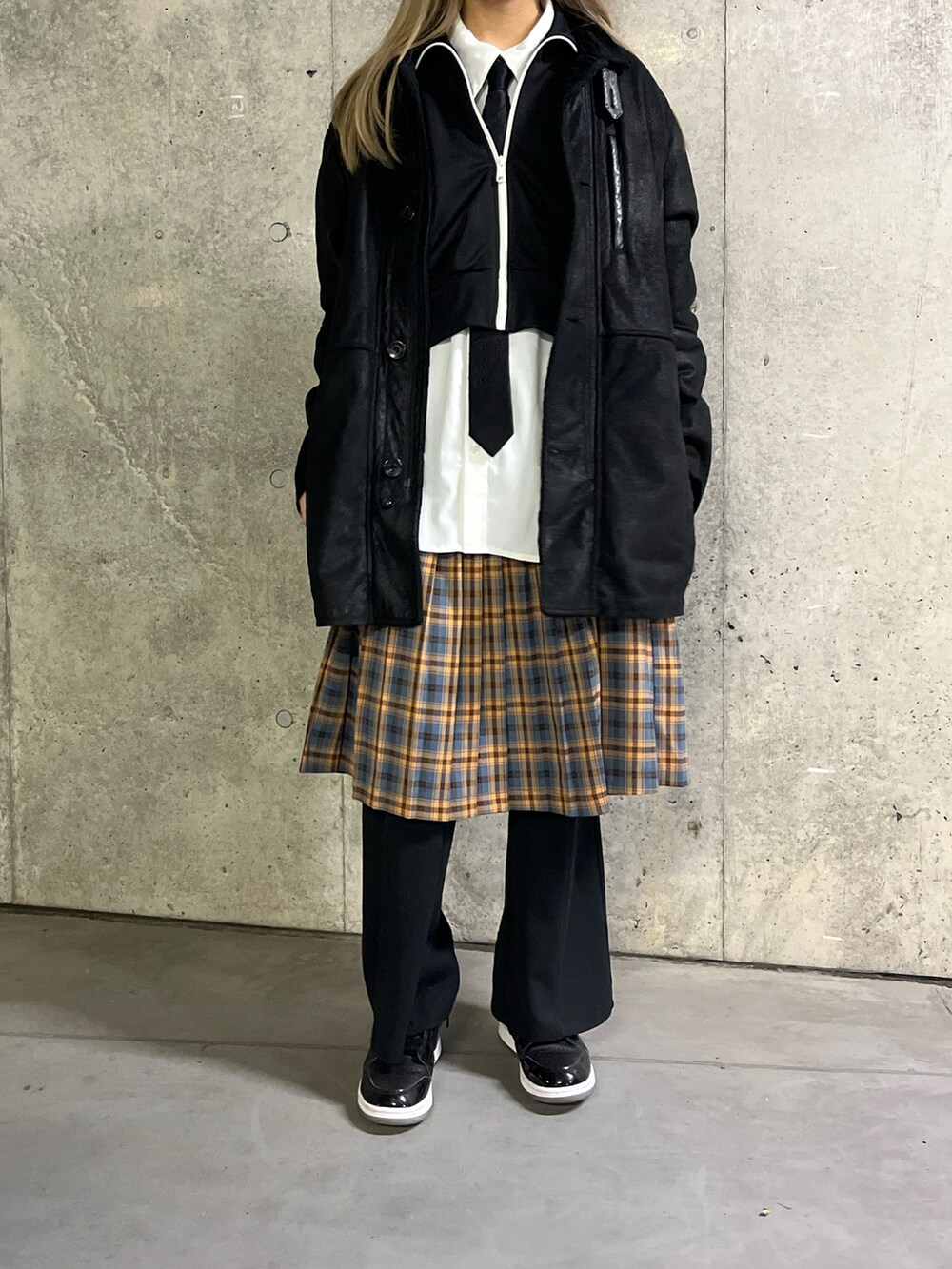 その他のスカート、ブラック系のスニーカー、ブラック系のブルゾンを着用したレディースの冬コーディネートの2枚目の写真