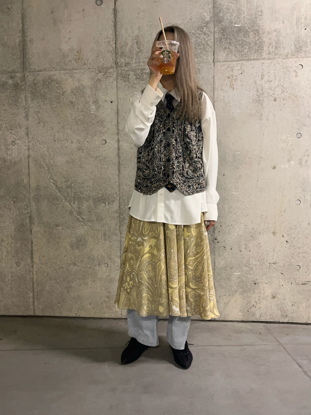 ブラック系のドレスシューズ、ホワイト系のシャツ/ブラウス、ベージュ系のテーラードジャケットを着用したレディースの秋コーディネートの2枚目の写真