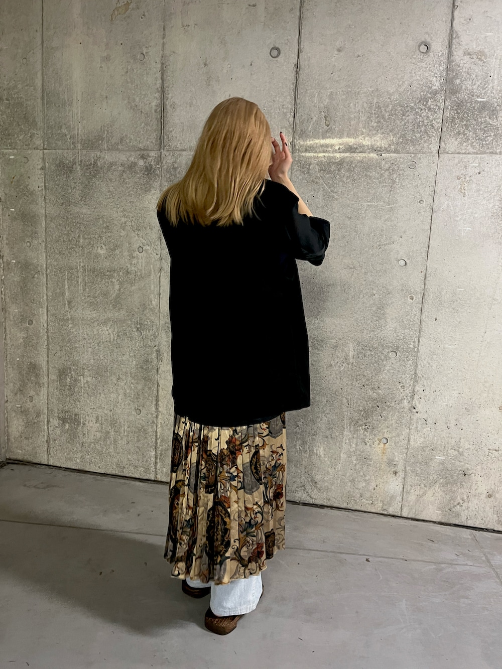 その他のスカート、ブラック系のベストを着用したレディースの夏コーディネートの3枚目の写真