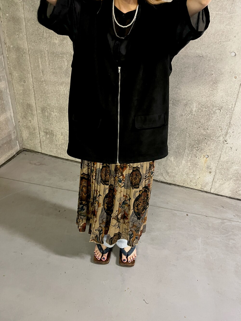 その他のスカート、ブラック系のベストを着用したレディースの夏コーディネートの2枚目の写真