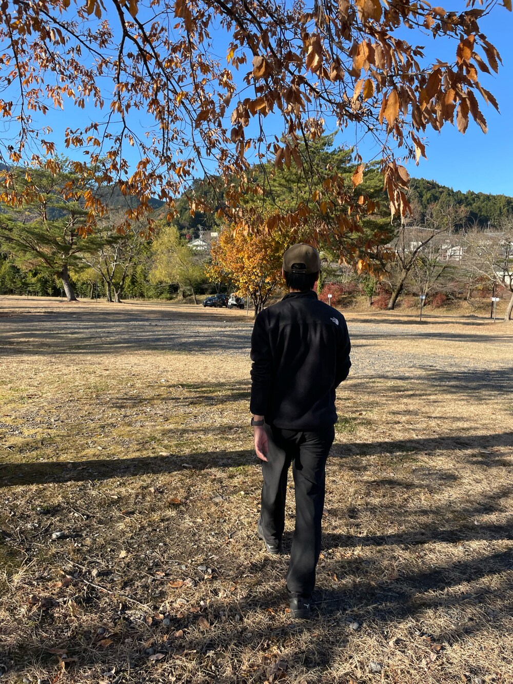 ブラック系のその他アウター、ブラック系のその他パンツ、ブラック系のその他シューズを着用したレディースの冬コーディネートの2枚目の写真