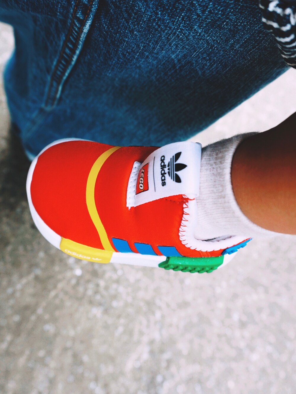 「アディダス、アディダスオリジナルス、adidas、adidas originals、スニーカー、スニーカーコーデ、ベビーコーデ、ベビーファッション、ベビーシューズ、1歳」｜「adidasのアディダス NMD 360 × LEGO / adidas NMD 360 × LEGO / アディダスオリジナルス（キッズ/子供用）（スニーカー、レッド系）」を使った、 みきさん（レディース・158cm）の秋コーディネートの2枚目の写真