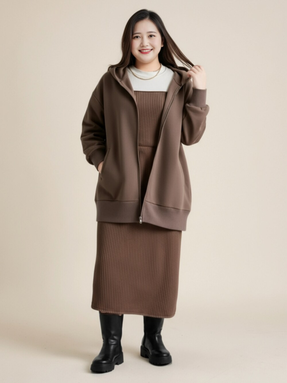 ブラウン系のパーカー、ブラック系のブーツ、シルバー系のTシャツ/カットソーを着用したレディースの秋コーディネートの2枚目の写真