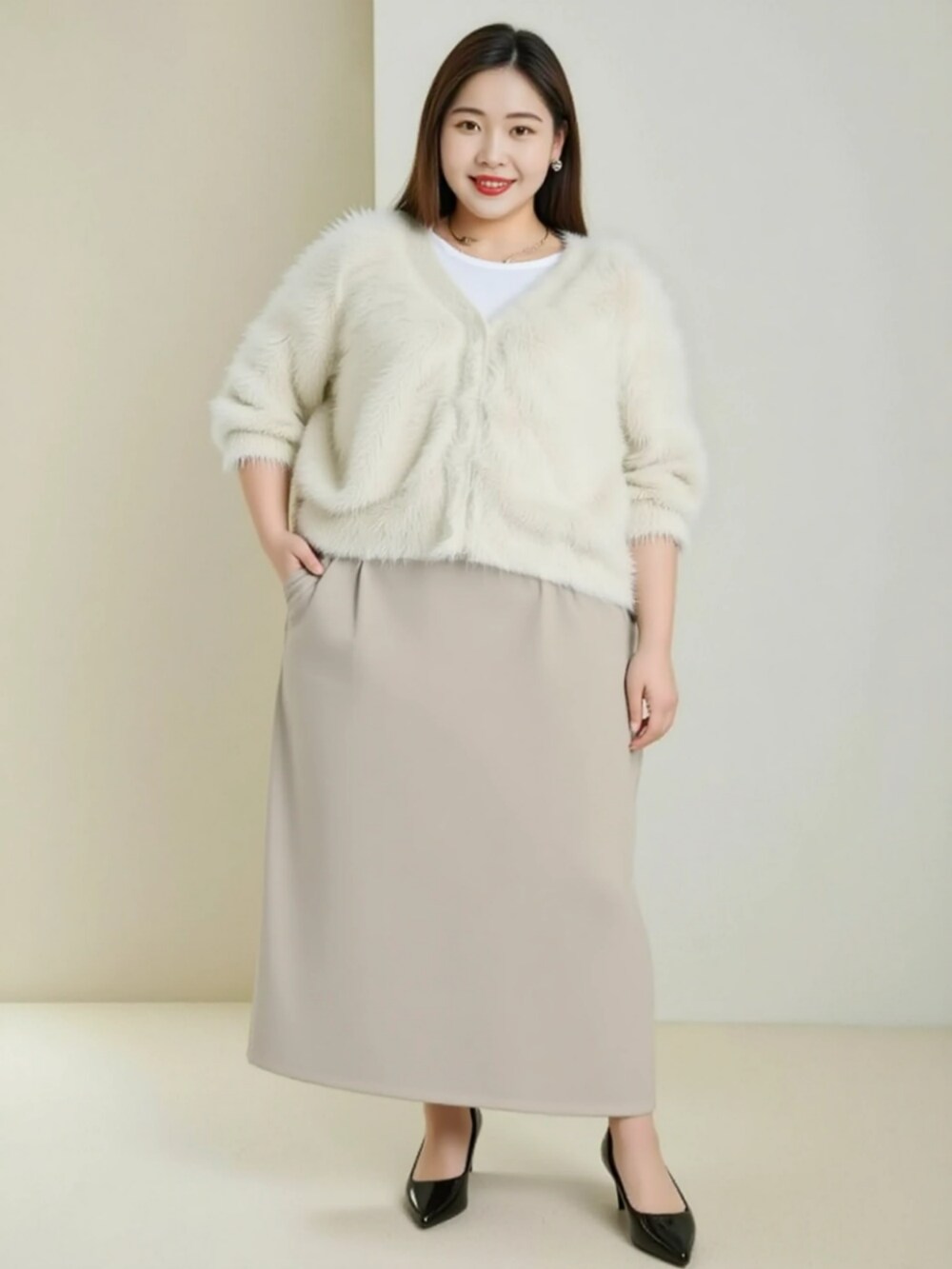 ベージュ系のスカート、ホワイト系のTシャツ/カットソー、ベージュ系のブーツを着用したレディースの秋コーディネートの2枚目の写真