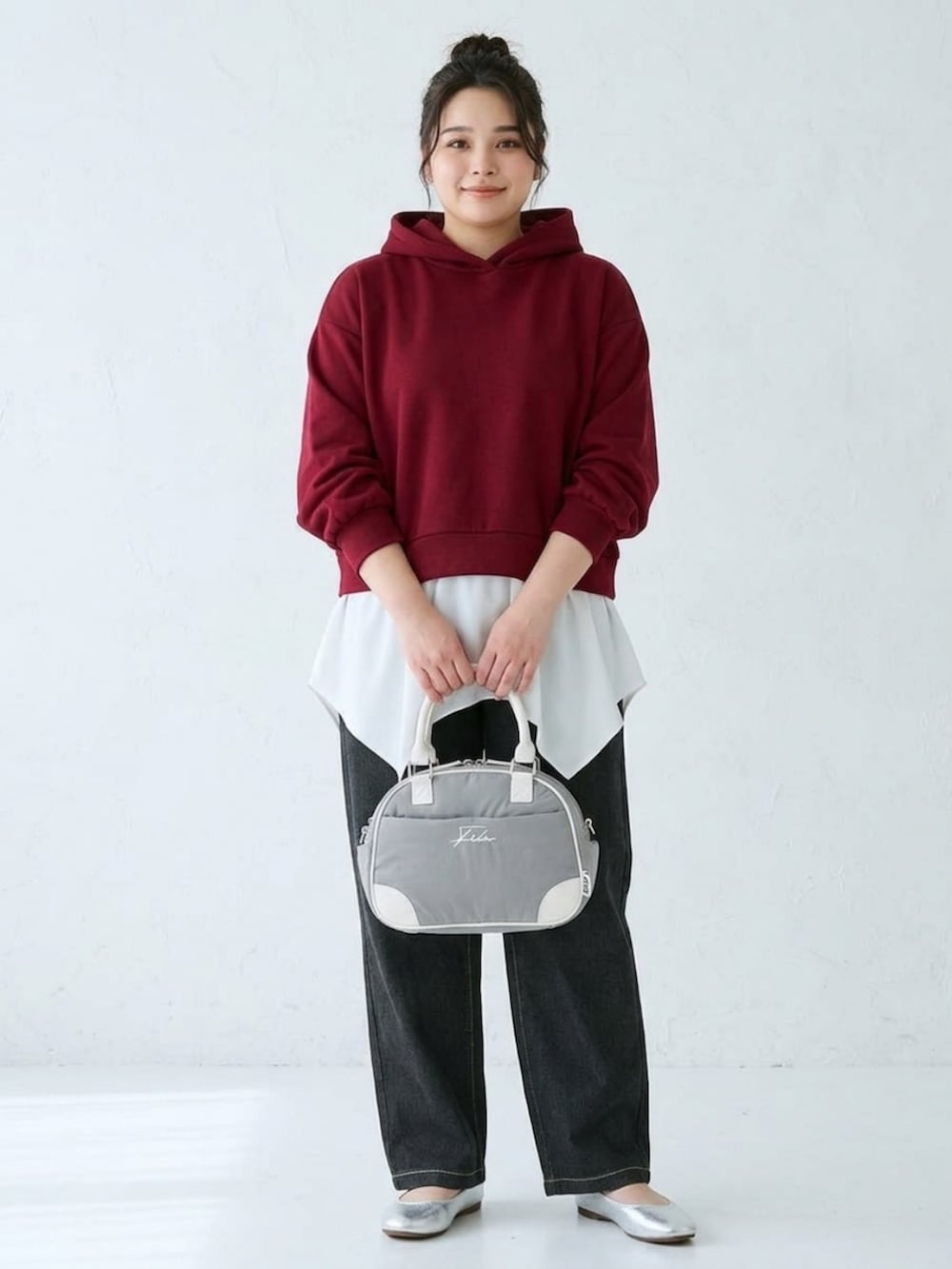ブラック系のパンツ、グレー系のボストンバッグ、シルバー系のバレエシューズを着用したレディースの秋コーディネートの4枚目の写真