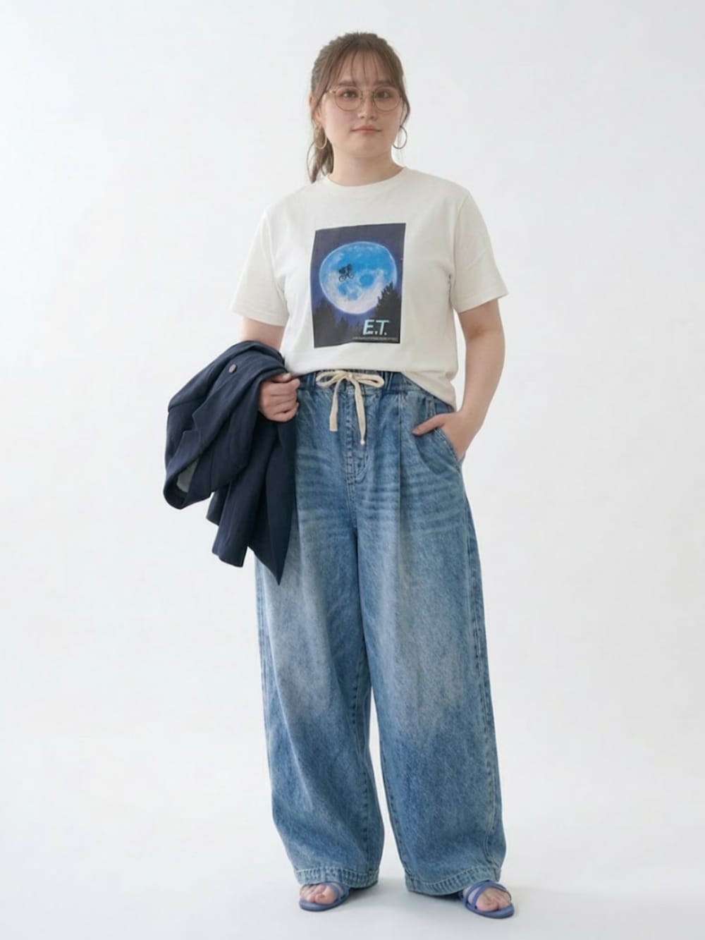 ブルー系のパンツ、ホワイト系のTシャツ/カットソー、ブルー系のジャケット/アウターを着用したレディースの春コーディネートの2枚目の写真