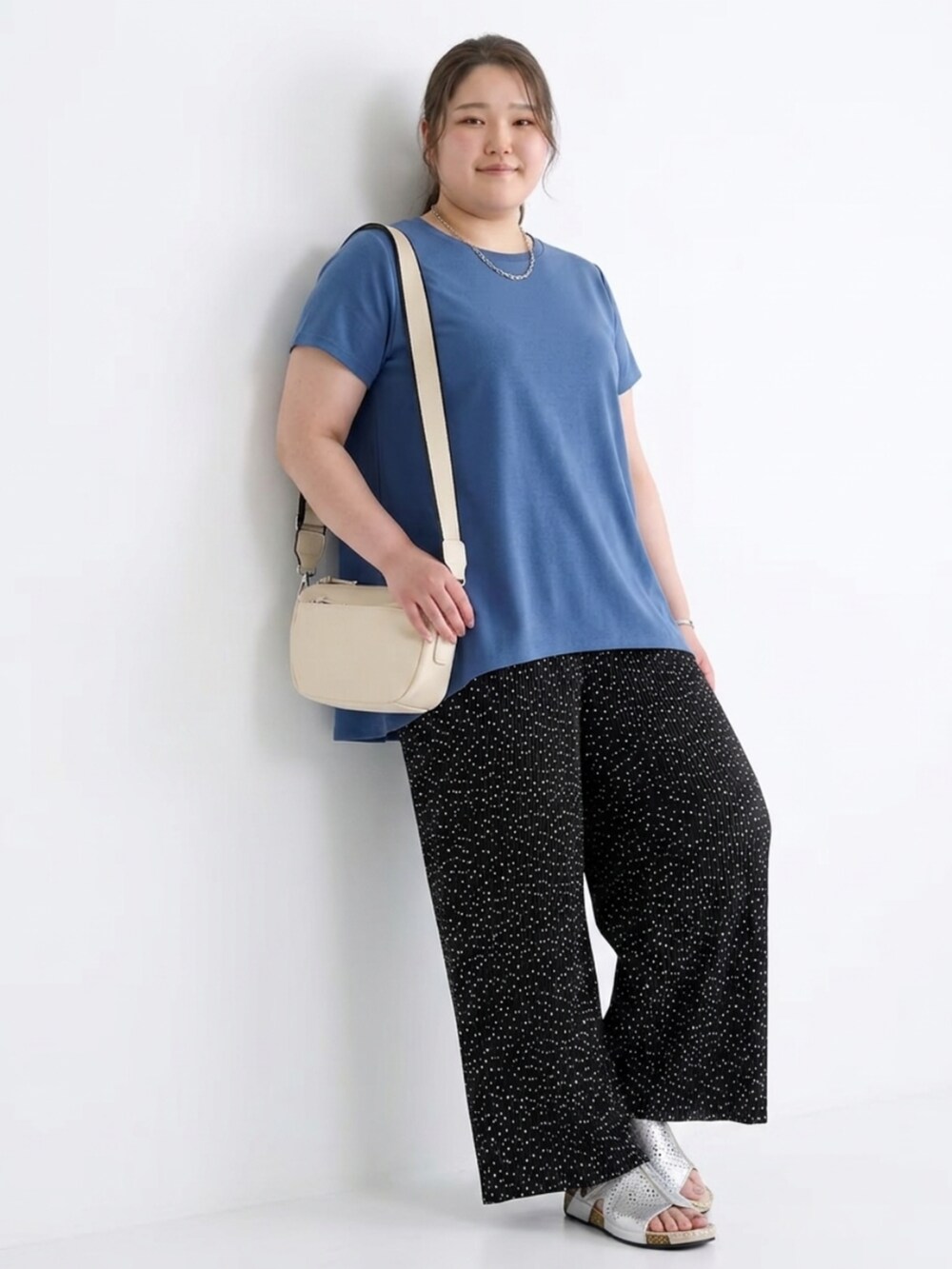 ブルー系のニット/セーター、ホワイト系のその他パンツ、ホワイト系のショルダーバッグを着用したレディースの夏コーディネートの2枚目の写真