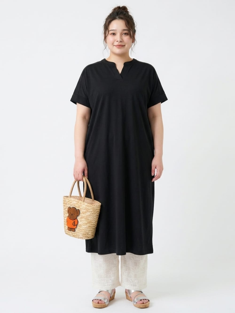ホワイト系のパンツ、ブラック系のワンピース、ブラウン系のトートバッグを着用したレディースの夏コーディネートの2枚目の写真