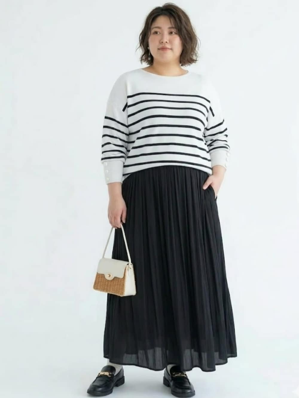 ブラック系のパンツ、ブラック系のニット/セーター、ブラック系のカーディガン/ボレロを着用したレディースの春コーディネートの2枚目の写真