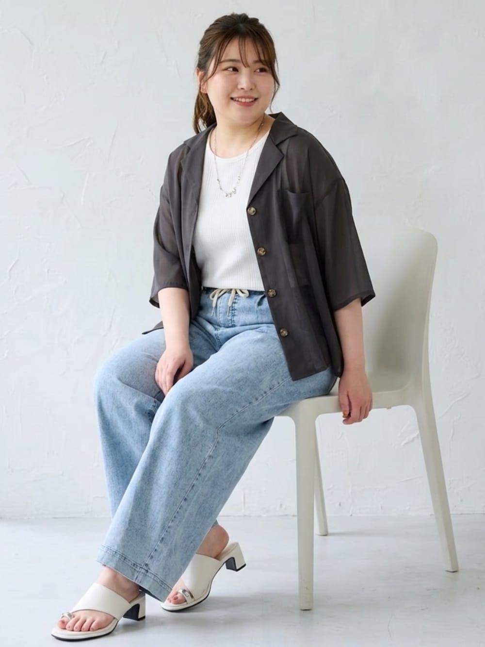 ブルー系のパンツ、ホワイト系のキャミソール、グレー系のシャツ/ブラウスを着用したレディースの夏コーディネートの3枚目の写真