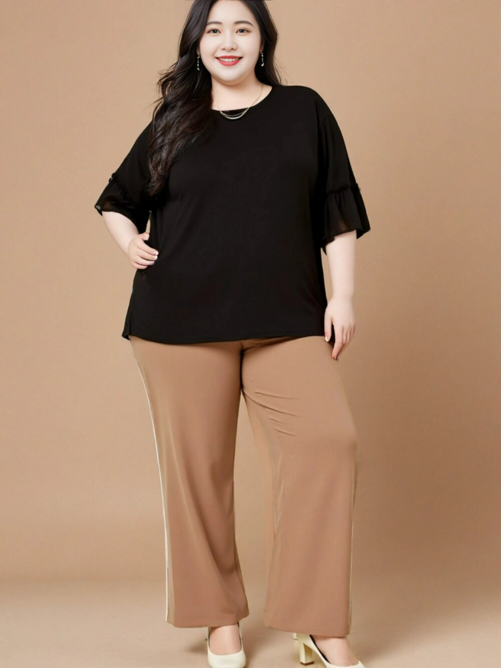 ブラック系のTシャツ/カットソー、ベージュ系のその他パンツを着用したレディースの夏コーディネートの6枚目の写真