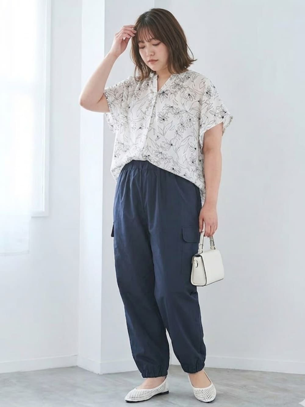 ホワイト系のシャツ/ブラウス、ブルー系のカーゴパンツを着用したレディースの春コーディネートの2枚目の写真