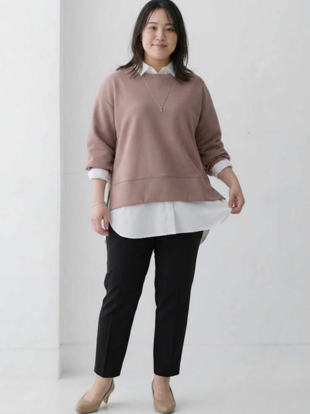 ベージュ系のTシャツ/カットソー、ホワイト系のシャツ/ブラウス、ブラック系のパンツを着用したレディースの冬コーディネートの3枚目の写真