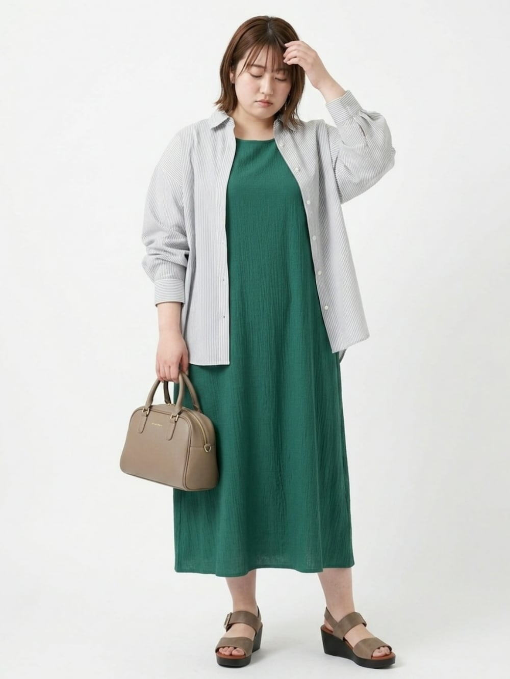 グレー系のサンダル、グレー系のシャツ/ブラウス、ベージュ系のボストンバッグを着用したレディースの夏コーディネートの2枚目の写真