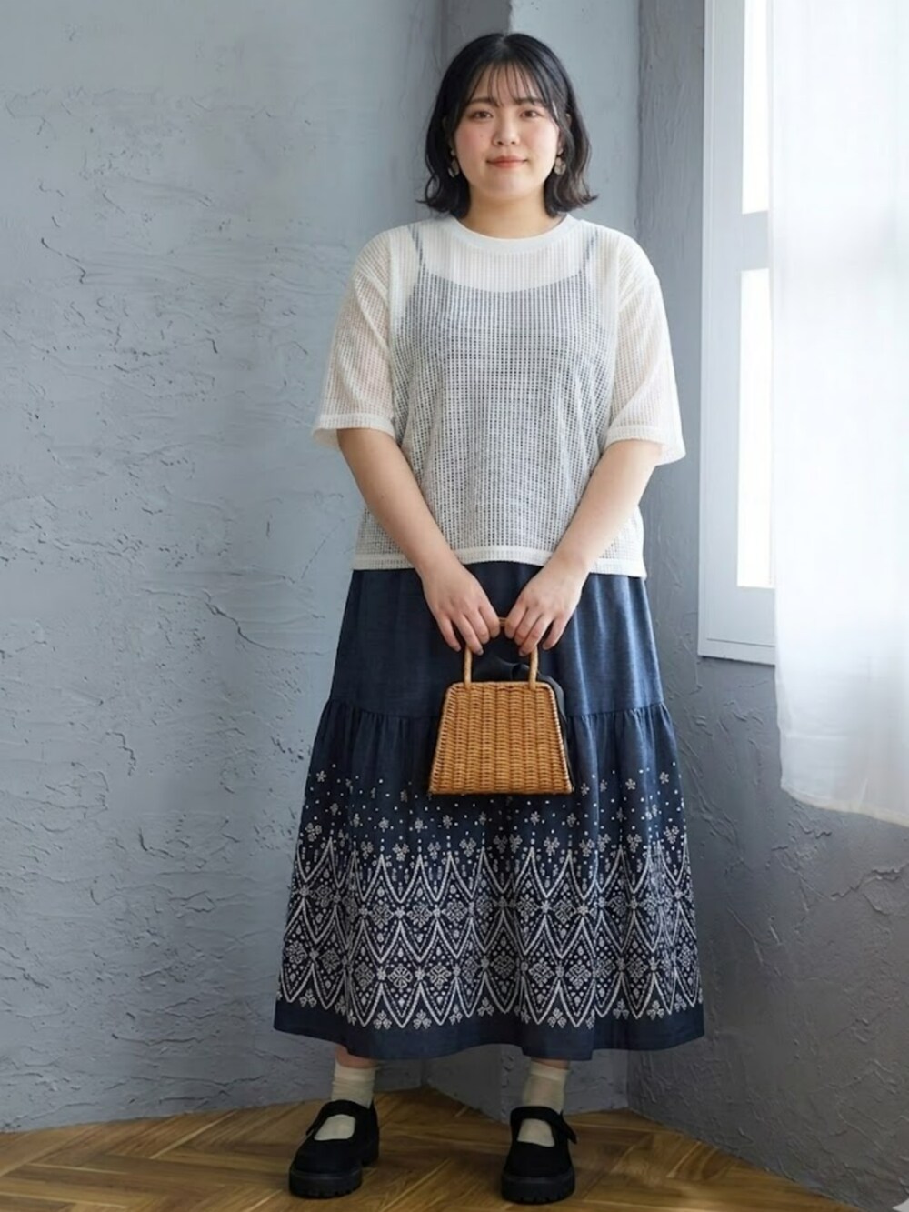 ブルー系のTシャツ/カットソー、ブラック系のワンピースを着用したレディースの春コーディネートの3枚目の写真