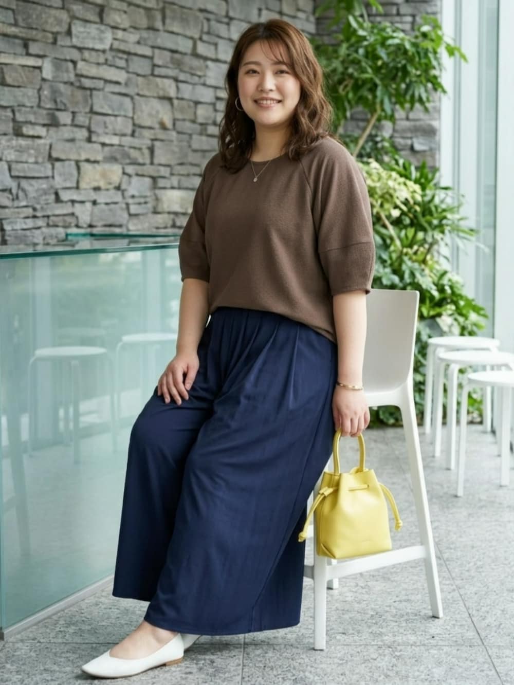 ブラウン系のTシャツ/カットソー、ブルー系のパンツを着用したレディースの夏コーディネートの3枚目の写真