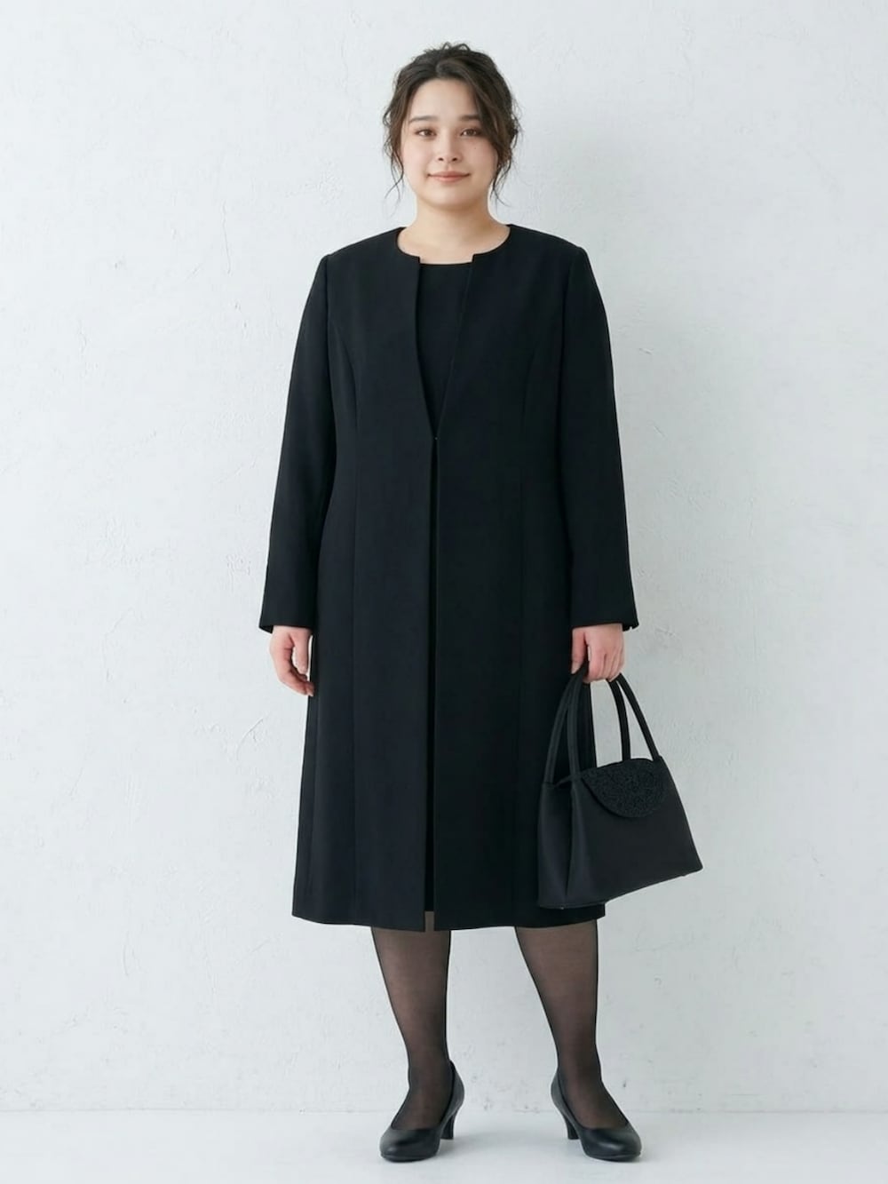 ブラック系のパンプス、ブラック系のバッグ、ブラック系のフォーマルスーツ/小物を着用したレディースの秋コーディネートの2枚目の写真