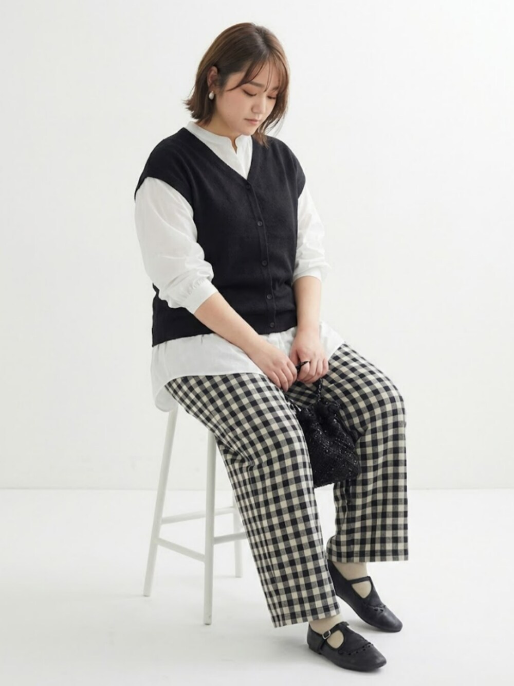 ブラック系のTシャツ/カットソー、ホワイト系のパンツを着用したレディースの冬コーディネートの3枚目の写真