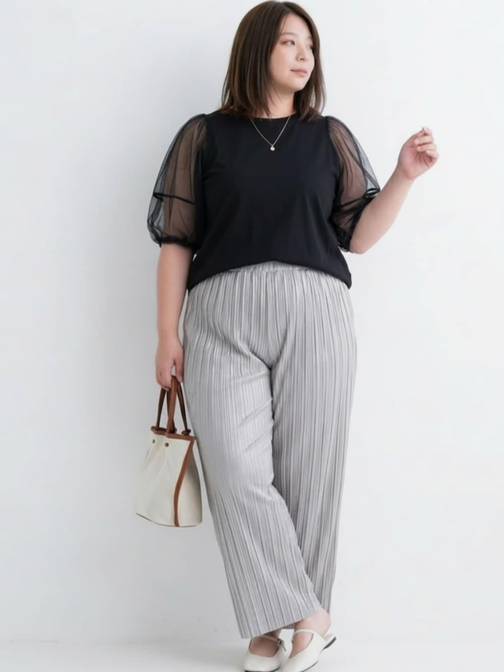 ピンク系のTシャツ/カットソー、グレー系のその他パンツを着用したレディースの春コーディネートの2枚目の写真