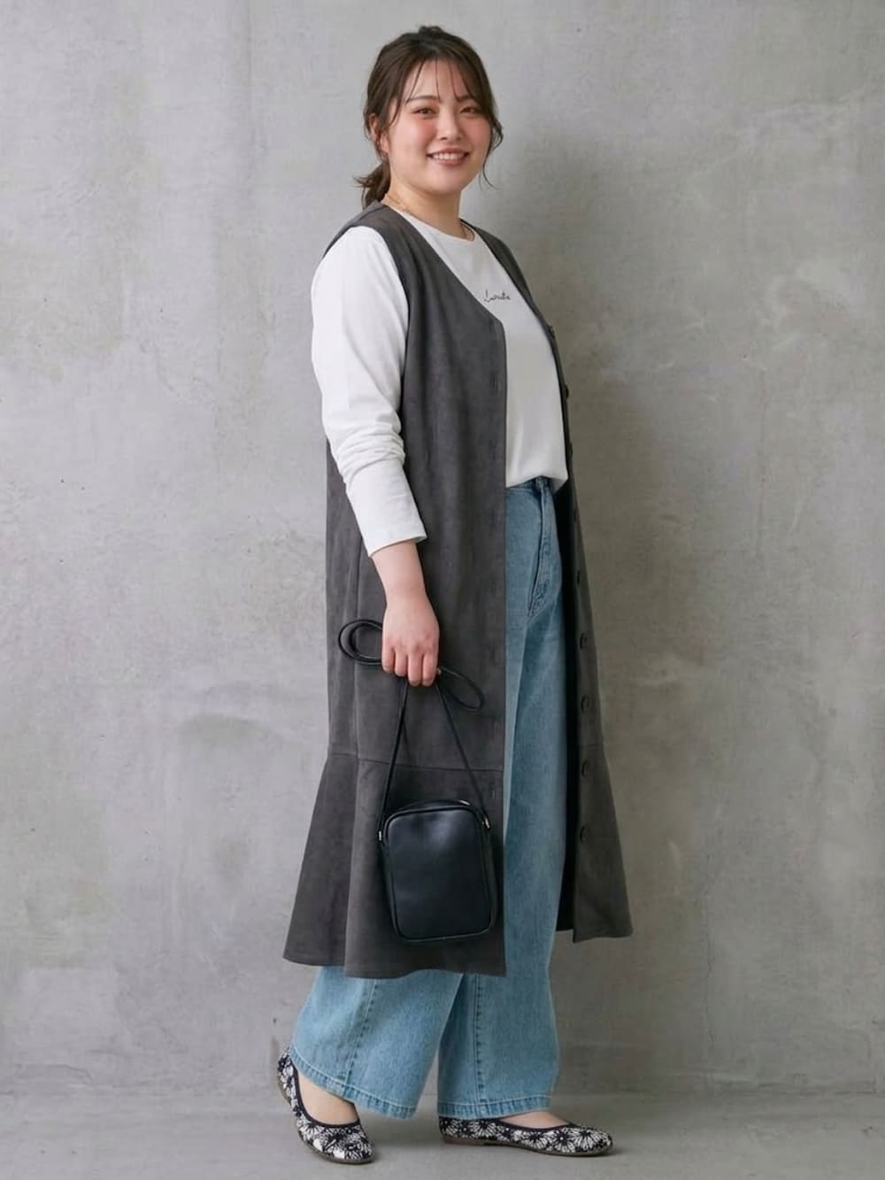 グレー系のワンピース、ブルー系のその他パンツ、ブルー系のバレエシューズを着用したレディースの秋コーディネートの2枚目の写真
