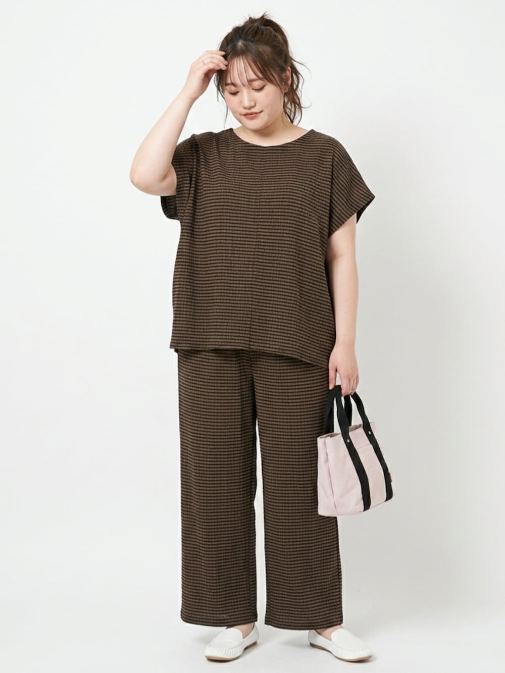 ブラウン系のパンツ、ホワイト系のバレエシューズ、ホワイト系のトートバッグを着用したレディースの夏コーディネートの3枚目の写真